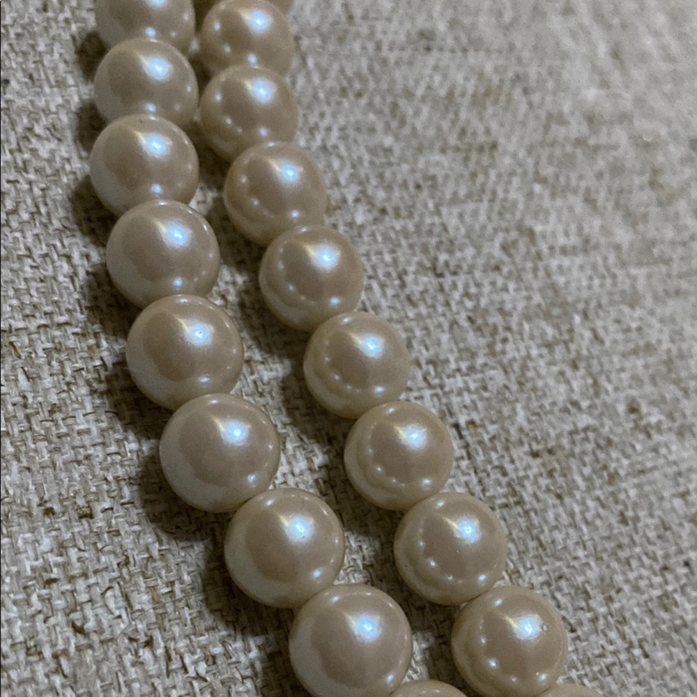 Vintage Cream and Gold Pearl Necklace - Picture 4 of 11